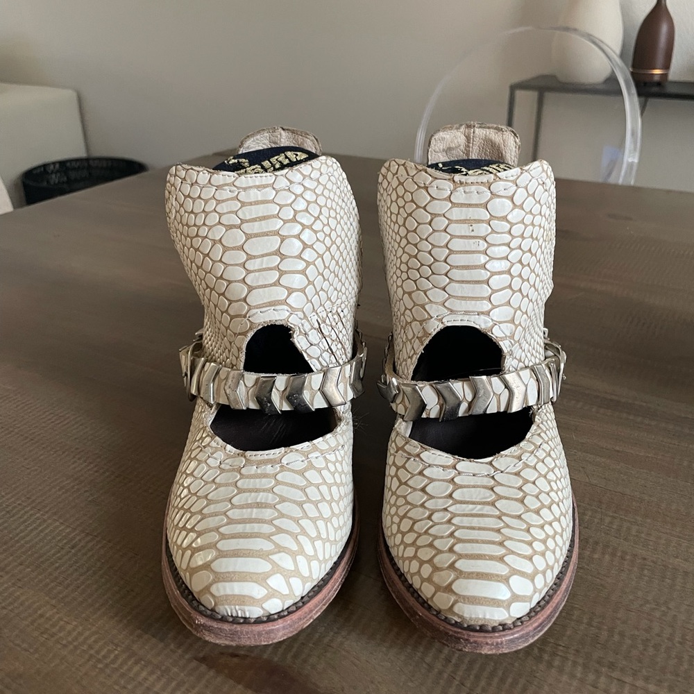 Freebird Blade in white snake skin size 7